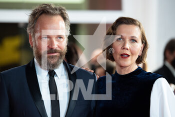 2021-09-03 - Maggie Gyllenhaal and Peter Sarsgaard attend the red carpet of the movie 