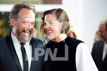 2021-09-03 - Maggie Gyllenhaal and Peter Sarsgaard attend the red carpet of the movie 