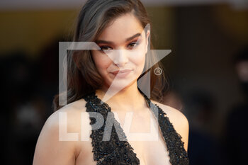 2021-09-04 - Hailee Steinfeld attends the red carpet of the movie 
