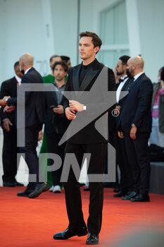 2021-09-04 - Nicholas Hoult attends the red carpet of the movie 