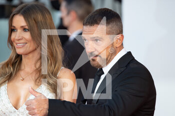 2021-09-04 - Nicole Kimpel and Antonio Banderas attend the red carpet of the movie 