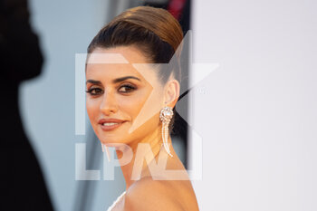 2021-09-04 - Penelope Cruz attends the red carpet of the movie 