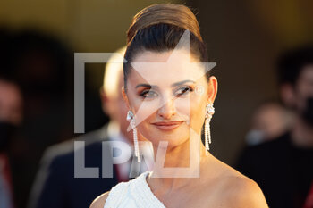 2021-09-04 - Penelope Cruz attends the red carpet of the movie 