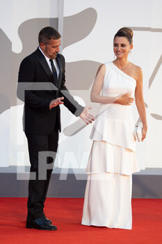 2021-09-04 - Penelope Cruz and Antonio Banderas attend the red carpet of the movie 