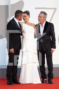 2021-09-04 - Antonio Banderas, Penelope Cruz and director Gaston Duprat attend the red carpet of the movie 