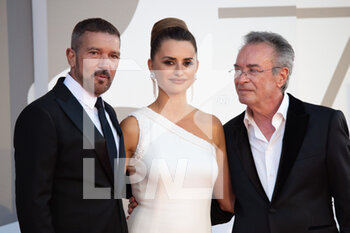 2021-09-04 - Antonio Banderas, Penelope Cruz and director Gaston Duprat attend the red carpet of the movie 