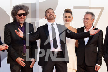 2021-09-04 - (L-R) Director Mariano Cohn, Antonio Banderas, Penelope Cruz, Oscar Martinez attend the red carpet of the movie 