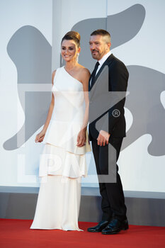 2021-09-04 - Penelope Cruz and Antonio Banderas attend the red carpet of the movie 