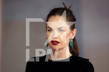 2021-09-05 - Ruth Wilson attends the red carpet of the movie 