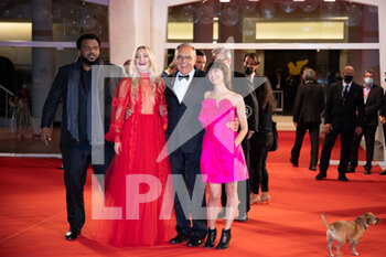 2021-09-05 - L-R) Craig Robinson, Kate Hudson, Director of the Venice Film Festival Alberto Barbera, director Ana Lily Amirpour and Ed Skrein attend the red carpet of the movie 