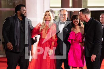 2021-09-05 - L-R) Craig Robinson, Kate Hudson, Director of the Venice Film Festival Alberto Barbera, director Ana Lily Amirpour and Ed Skrein attend the red carpet of the movie 