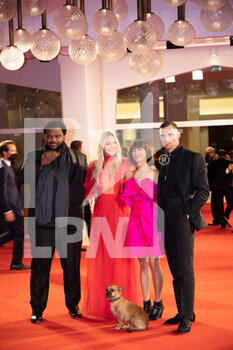 2021-09-05 - (L-R) Craig Robinson, Kate Hudson, director Ana Lily Amirpour and Ed Skrein attend the red carpet of the movie 