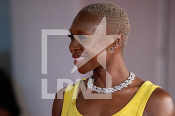 2021-09-04 - Cynthia Erivo on the red carpet of the movie 