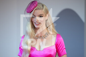 2021-09-04 - Anya Taylor-Joy on the red carpet of the movie 