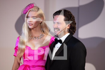 2021-09-04 - Anya Taylor-Joy and British director Edgar Wright on the red carpet of the movie 
