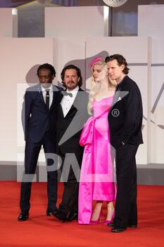 2021-09-04 - Actor Michael Ajao, director Edgar Wright, Anya Taylor-Joy and Matt Smith on the red carpet of the movie 