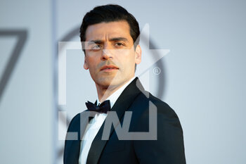 2021-09-04 - Oscar Isaac attends the red carpet premiere of 