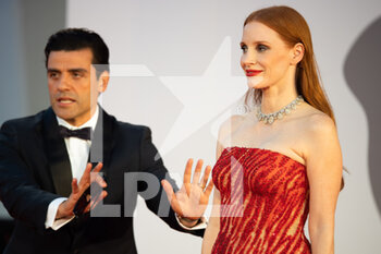 2021-09-04 - Jessica Chastain and Oscar Isaac attend the red carpet premiere of 