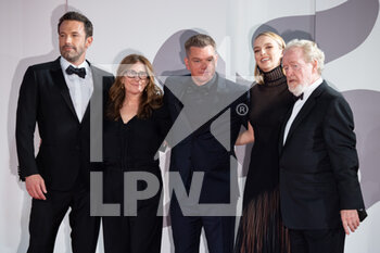 2021-09-10 - Ben Affleck, Nicole Holofcener, Matt Damon, Jodie Comer and Director Ridley Scott, attend the red carpet of the movie 