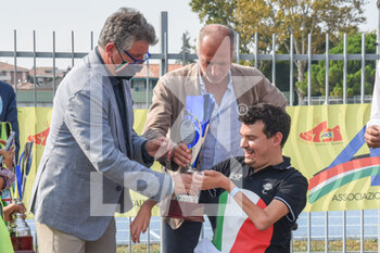 2021-09-11 - Francesco Bettella riceve una coppa dall'ass.re allo Sport Diego Bonavina - GIANMARCO TAMBERI E FRANCESCO BETTELLA A STREET SPORT - LO SPORT NEI QUARTIERI… PER TUTTI - NEWS - VIP