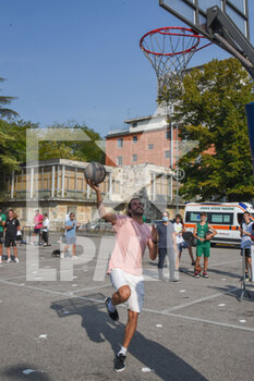 2021-09-11 - Gianmarco Tamberi si concede per una schiacciata a Basket - GIANMARCO TAMBERI E FRANCESCO BETTELLA A STREET SPORT - LO SPORT NEI QUARTIERI… PER TUTTI - NEWS - VIP