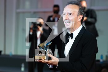 2021-09-01 - Roberto Benigni poses with the Golden Lion for lifetime Achievement received during the opening Ceremony of the 78th Venice International Film Festival on September 01, 2021 in Venice, Italy. ©Photo: Cinzia Camela. - 78° MOSTRA DEL CINEMA DI VENEZIA 2021 - NEWS - VIP