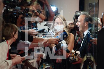 2021-09-01 - Roberto Benigni poses with the Golden Lion for lifetime Achievement received during the opening Ceremony of the 78th Venice International Film Festival on September 01, 2021 in Venice, Italy. ©Photo: Cinzia Camela. - 78° MOSTRA DEL CINEMA DI VENEZIA 2021 - NEWS - VIP
