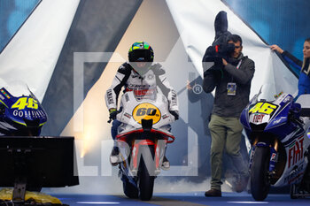 2021-11-25 - Valentino Rossi makes his entrance on the stage on a 60th anniversary edition Yamaha motorbike - ONE MORE LAP - NEWS - VIP