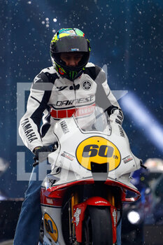 2021-11-25 - Valentino Rossi makes his entrance on the stage on a 60th anniversary edition Yamaha motorbike under the rain - ONE MORE LAP - NEWS - VIP