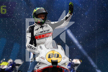 2021-11-25 - Valentino Rossi greets the fans on a 60th anniversary edition Yamaha motorbike under the rain - ONE MORE LAP - NEWS - VIP