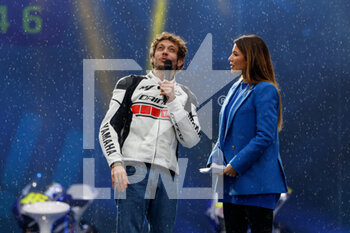 2021-11-25 - Valentino Rossi and Federica Masolin (Sky sport) on the stage of the Yamaha One More Lap event - ONE MORE LAP - NEWS - VIP