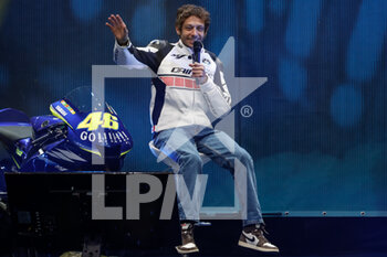 2021-11-25 - Valentino Rossi and Federica Masolin (Sky Sport) on the stage of the One More Lap VR46 Yamaha event - ONE MORE LAP - NEWS - VIP