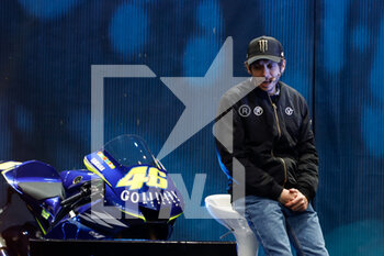 2021-11-25 - Valentino Rossi and Federica Masolin (Sky Sport) on the stage of the One More Lap VR46 Yamaha event - ONE MORE LAP - NEWS - VIP