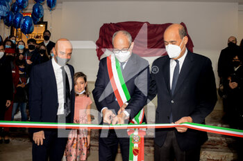 2021-12-07 - The ribbon cutting with (from left): Massimo Romeo Piparo, Roberto Gualtieri, Nicola Zingaretti - OPENING NIGHT OF THE RESTORED SISTINA THEATER AND THE PREMIèRE OF THE MUSICAL "MAMMAMIA!" - NEWS - VIP
