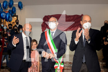 2021-12-07 - The ribbon cutting with (from left): Massimo Romeo Piparo, Roberto Gualtieri, Nicola Zingaretti - OPENING NIGHT OF THE RESTORED SISTINA THEATER AND THE PREMIèRE OF THE MUSICAL "MAMMAMIA!" - NEWS - VIP
