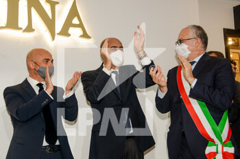 2021-12-07 - From left to right: Massimo Romeo Piparo, Nicola Zingaretti, Roberto Gualtieri - OPENING NIGHT OF THE RESTORED SISTINA THEATER AND THE PREMIèRE OF THE MUSICAL "MAMMAMIA!" - NEWS - VIP