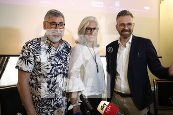 2022-06-29 - American director John Landis and his wife, the costume designer Deborah Nadoolman and the mayor of Bologna Matteo Lepore during the press conference for the presentation of the screening of the film 
