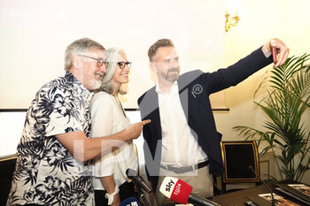 2022-06-29 - American director John Landis and his wife, the costume designer Deborah Nadoolman and the mayor of Bologna Matteo Lepore during the press conference for the presentation of the screening of the film 