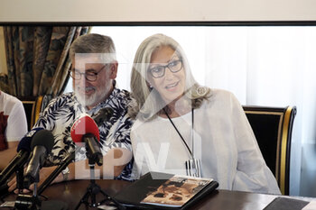 2022-06-29 - American director John Landis and his wife, the costume designer Deborah Nadoolman during the press conference for the presentation of the screening of the film 