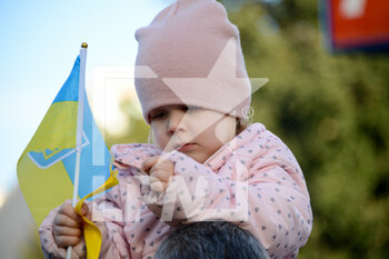 2022-02-24 - Little girl with flag of Ukraine - DEMONSTRATION BY THE UKRAINIAN COMMUNITY OF ROME AGAINST THE WAR BY RUSSIA AGAINST UKRAINE - NEWS - CHRONICLE