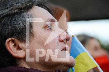 2022-02-24 - A woman is moved during the demonstration - DEMONSTRATION BY THE UKRAINIAN COMMUNITY OF ROME AGAINST THE WAR BY RUSSIA AGAINST UKRAINE - NEWS - CHRONICLE