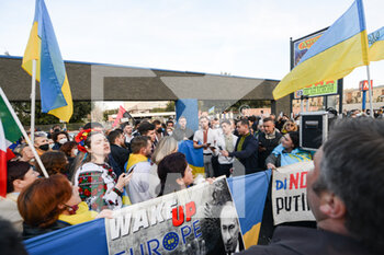 2022-02-24 - Protesters with banners - DEMONSTRATION BY THE UKRAINIAN COMMUNITY OF ROME AGAINST THE WAR BY RUSSIA AGAINST UKRAINE - NEWS - CHRONICLE