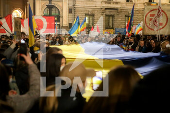 2022-02-24 - Rally to demonstrate against the Russian military invasion of Ukraine on February 24, 2022 in Milan, Italy. Russia launched a full-scale invasion of Ukraine this morning that has drawn international condemnation. - PROTESTERS DEMONSTRATE IN MILANO AGAINST RUSSIAN INVASION OF UKRAINE - NEWS - CHRONICLE