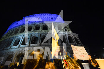 2022-02-25 - Protesters with the flag of Ukraine in front of the Colosseum - DEMONSTRATION FOR PEACE, AGAINST THE WAR IN UKRAINE, FROM THE CAPITOL TO THE COLOSSEUM - NEWS - CHRONICLE