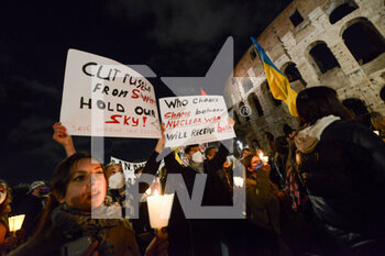 2022-02-25 - Protesters with a sign in front of the Colosseum - DEMONSTRATION FOR PEACE, AGAINST THE WAR IN UKRAINE, FROM THE CAPITOL TO THE COLOSSEUM - NEWS - CHRONICLE