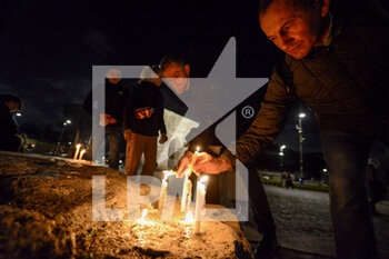 2022-02-25 - Candles in front of the colosseum - DEMONSTRATION FOR PEACE, AGAINST THE WAR IN UKRAINE, FROM THE CAPITOL TO THE COLOSSEUM - NEWS - CHRONICLE