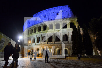 2022-02-25 - The Colosseum illuminated in the colors of the Ukrainian flag - DEMONSTRATION FOR PEACE, AGAINST THE WAR IN UKRAINE, FROM THE CAPITOL TO THE COLOSSEUM - NEWS - CHRONICLE