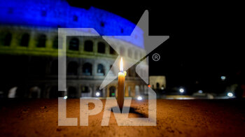 2022-02-25 - The Colosseum illuminated in the colors of the Ukrainian flag and a candle - DEMONSTRATION FOR PEACE, AGAINST THE WAR IN UKRAINE, FROM THE CAPITOL TO THE COLOSSEUM - NEWS - CHRONICLE