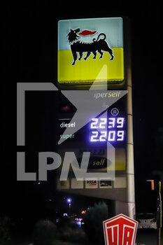 2022-03-12 - Sign showing fuel prices have increased in a
fuel dispenser in Italy - RISING FUEL PRICES DUE TO RUSSIA'S INVASION OF UKRAINE - NEWS - CHRONICLE
