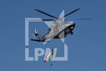 2022-08-03 - Italian Air Force helicopter with Italian flag - FRECCE TRICOLORE PAN - AIR SHOW - NEWS - CHRONICLE